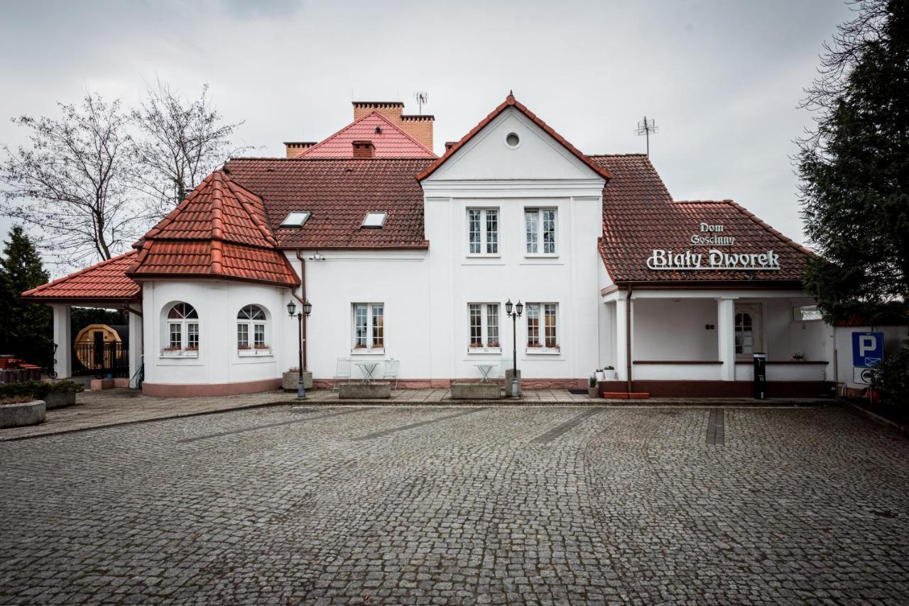 Dom Goscinny Bialy Dworek Człuchów Exteriér fotografie