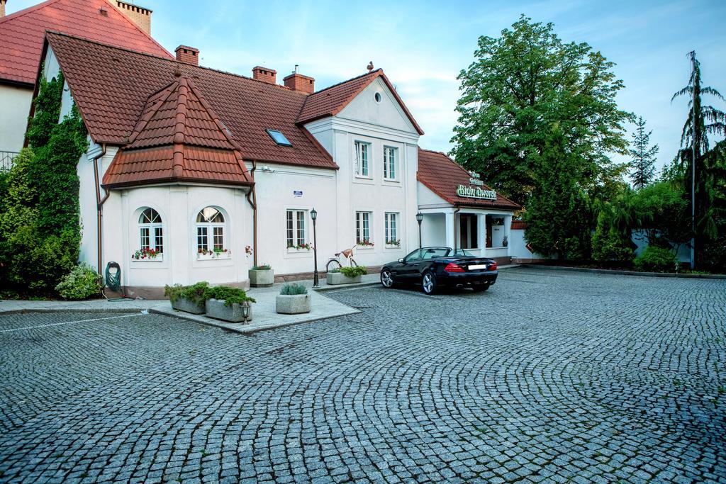 Dom Goscinny Bialy Dworek Człuchów Exteriér fotografie